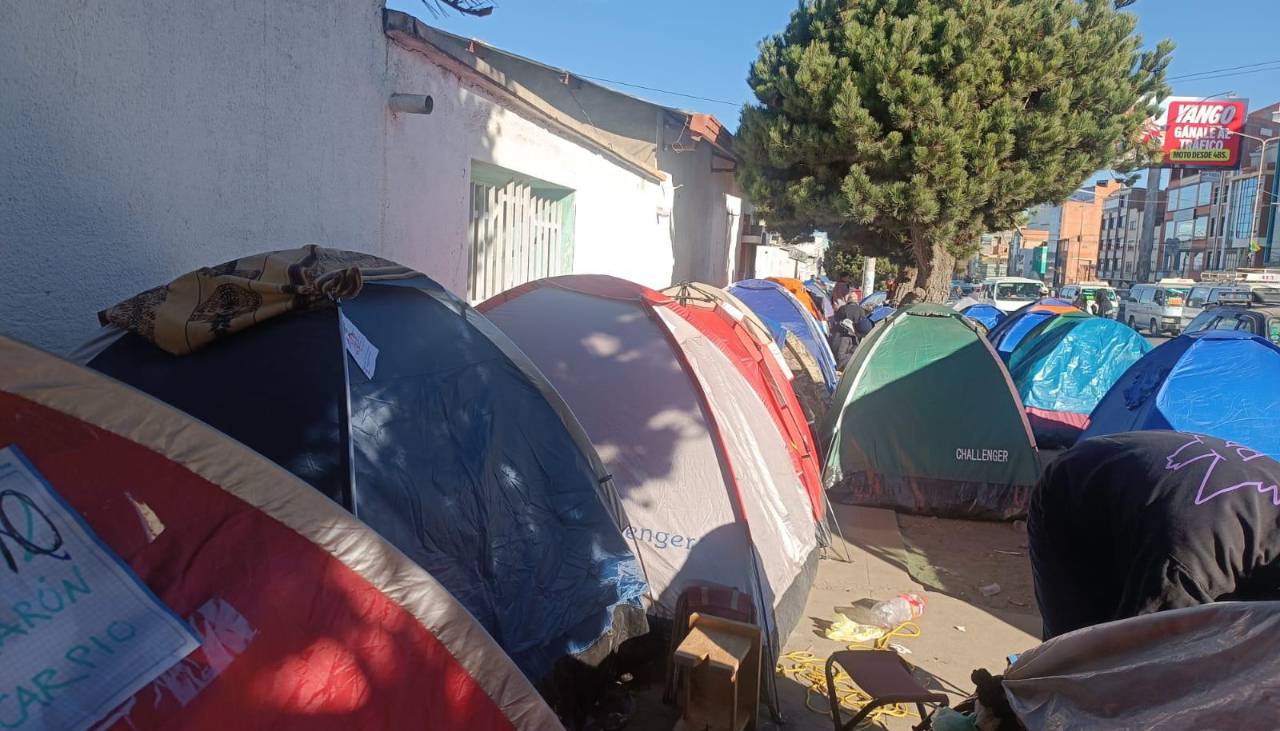 Las filas por un cupo para la premilitar crecen a diario en La Paz