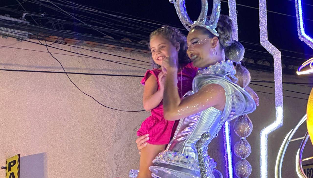 Camila I roba miradas y derrocha alegría en la cuarta ‘preca’ del Carnaval Cruceño 2026