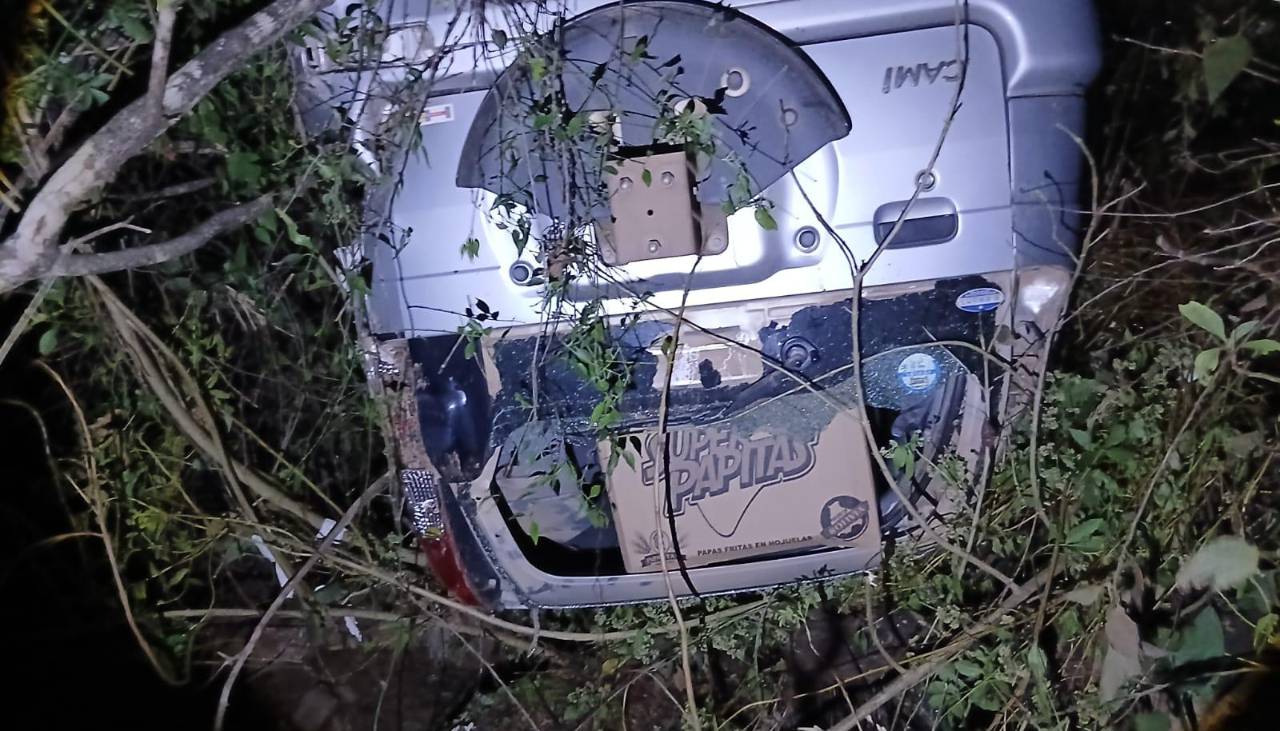 Santa Cruz: Policía halla a concejal de Samaipata herida y a su hermana sin vida tras embarrancamiento 