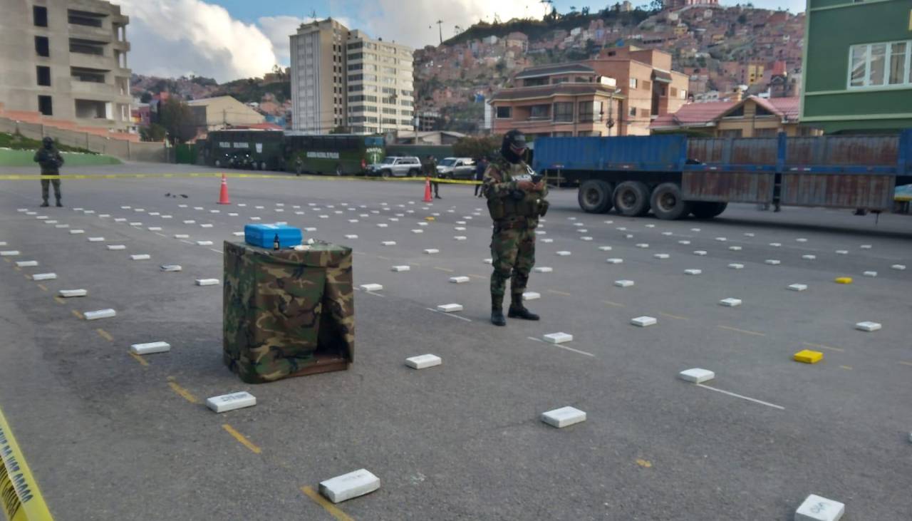 Se incautan 439 kilos de cocaína proveniente de Perú valuada en $us 1 millón y que estaba escondida en un tractocamión