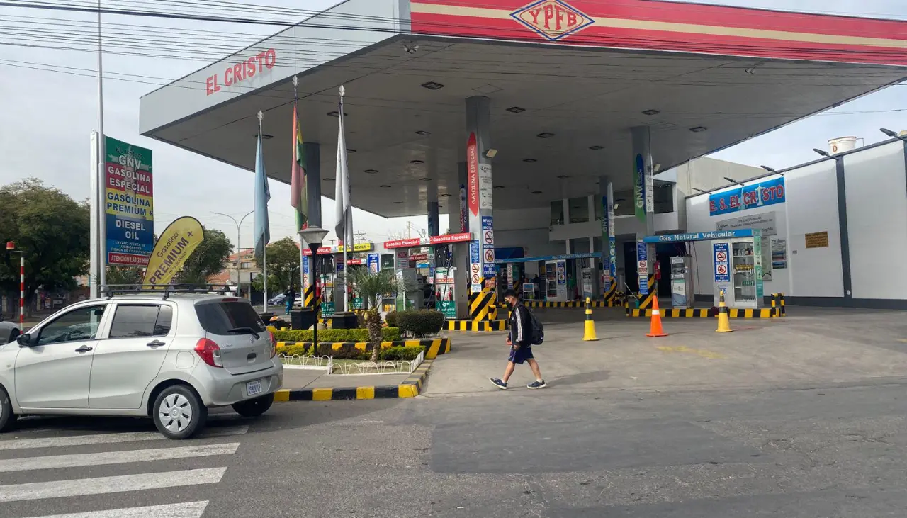 Filas por combustible no cesan y conductores esperan por horas para poder cargar