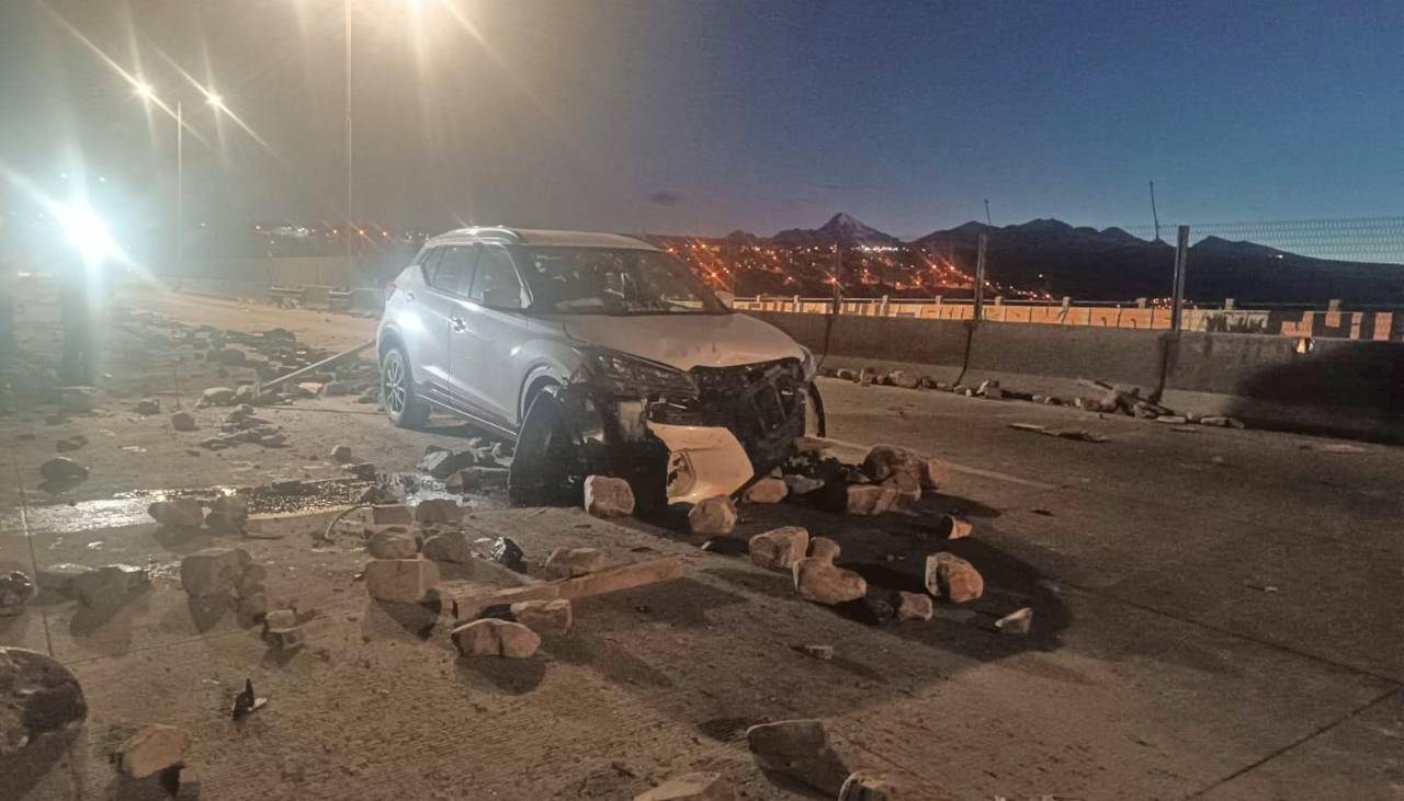 Vehículo sufrió un accidente con las piedras y escombros que quedaron sobre la autopista La Paz – El Alto