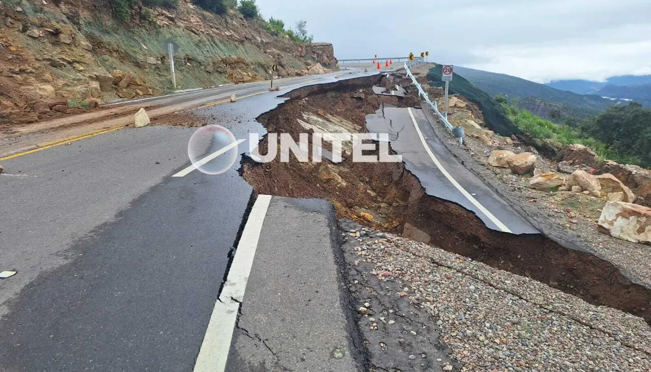 Sedcam dice que se vieron rebasados por la cantidad de solicitudes por derrumbes y hundimientos en carreteras