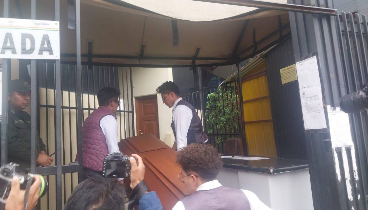 Juez asesinado con disparos por dos hombres en moto es velado en el Palacio de Justicia de Cochabamba