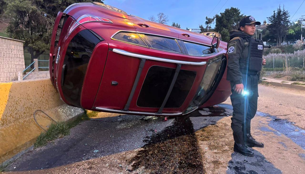 Vehículo vuelca en la Costanera de La Paz y la Policía no halla al conductor