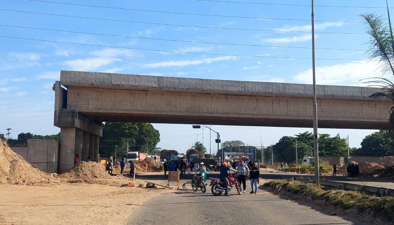Bloquean carretera al norte para exigir a la Gobernación cruceña trabajos de defensivos