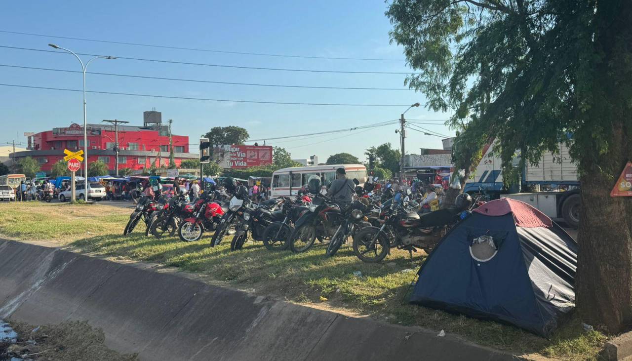 Falta de gendarmes, policías y limpieza provoca un caos en la zona de la feria Barrio Lindo 