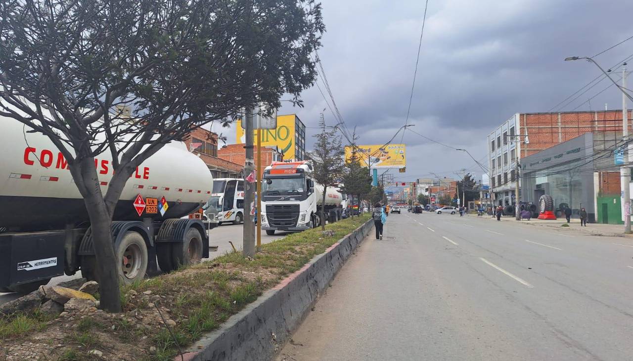 Se levantan los bloqueos en la ruta La Paz - Oruro tras la firma de un acuerdo entre YPFB y la Cámara de Transporte