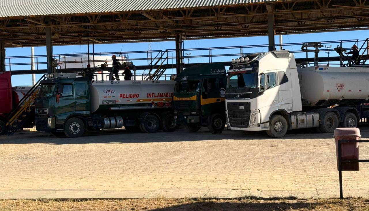 YPFB anuncia despacho de 1.100 metros cúbicos de gasolina a los surtidores de La Paz y El Alto, pero las filas persisten