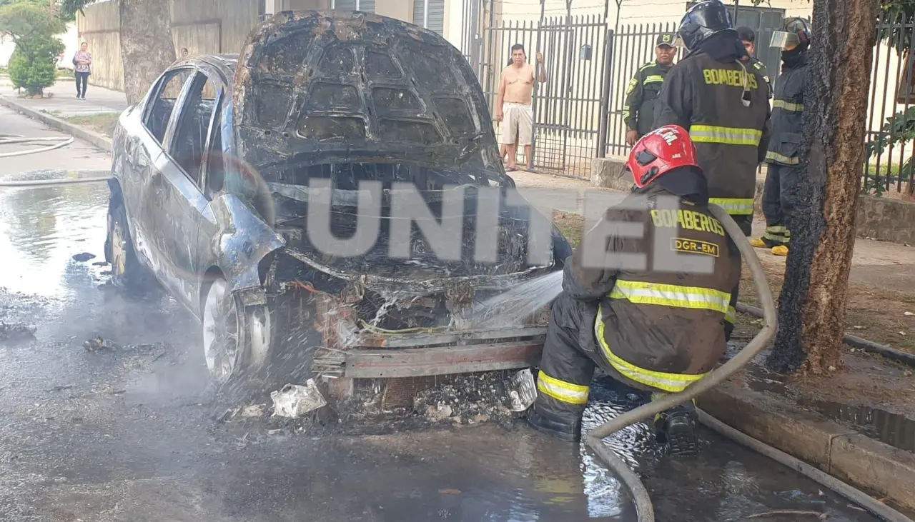 Un hombre pide ayuda a vecinos tras ver en llamas su vehículo en plena avenida