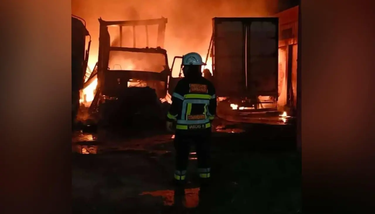 Incendio consume cinco camiones de alto tonelaje en un parqueo en la ruta a Cotoca