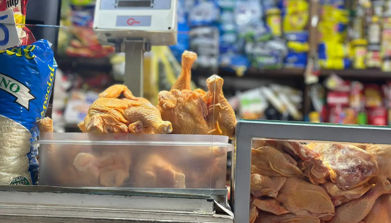 Sube el precio del kilo de pollo en tres mercados de La Paz; comerciantes lo atribuyen a la falta de diésel y baja producción