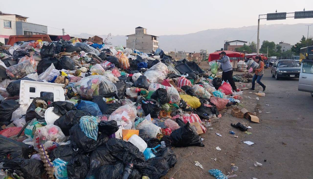 Siete días de bloqueo en K’ara K’ara sin solución y la ciudad de Cochabamba se continúa llenando de basura