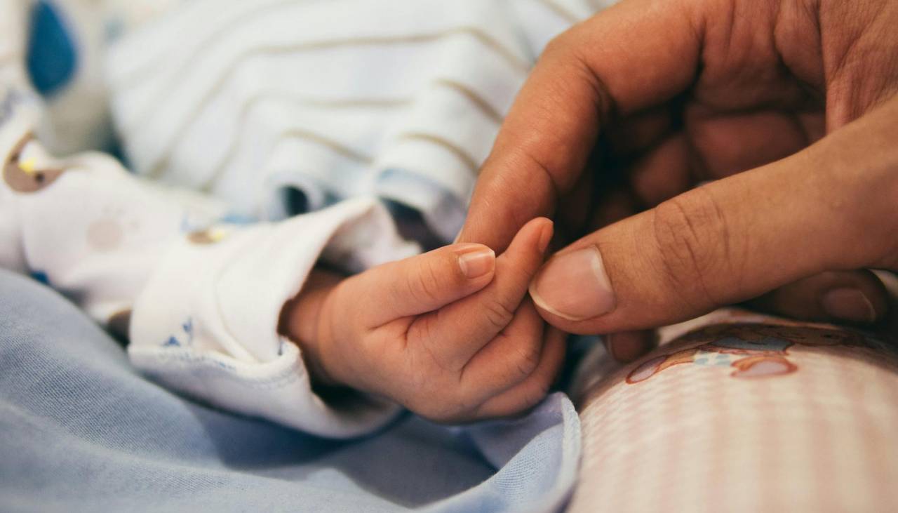 Madre que abandonó a su bebé quedará en libertad, pero el infante estará bajo la protección de la familia ampliada, dice la Fiscalía 