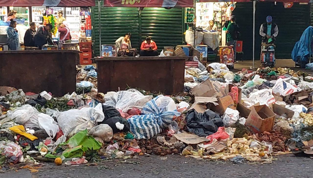 Sin servicio de recojo, mercados acumulan basura y vecinos temen que se conviertan en focos de infección 