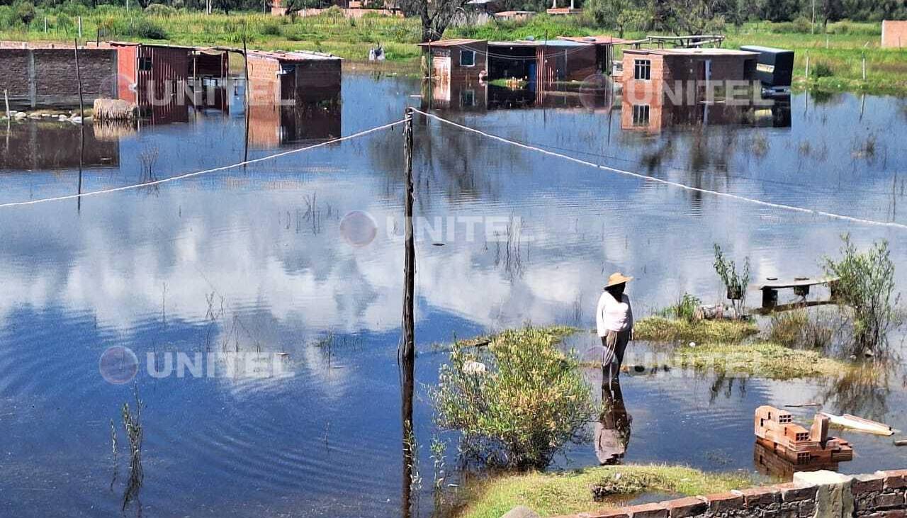 Todo un barrio quedó en medio del agua tras intensas lluvias en Quillacollo