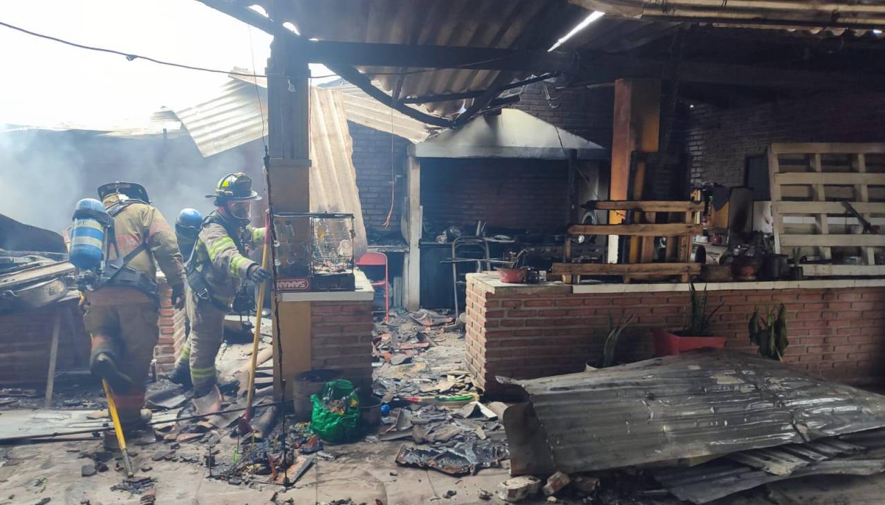 Incendio consume una cocina y un vehículo en una vivienda que funcionaba como pensión
