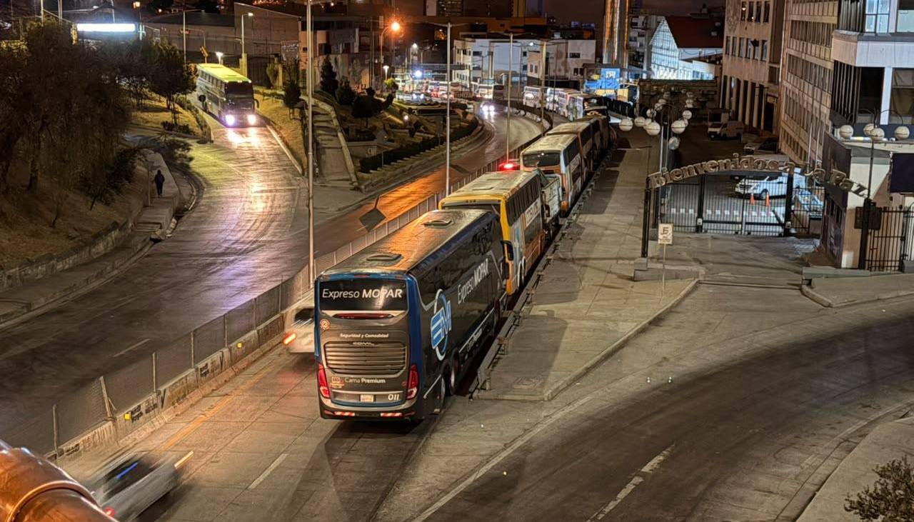 Sin solución: El eje central amanece con largas filas de vehículos en un nuevo inicio de semana
