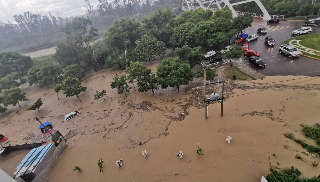 Tarija: Cae granizo y fuerte lluvia deja avenidas convertidas en ríos