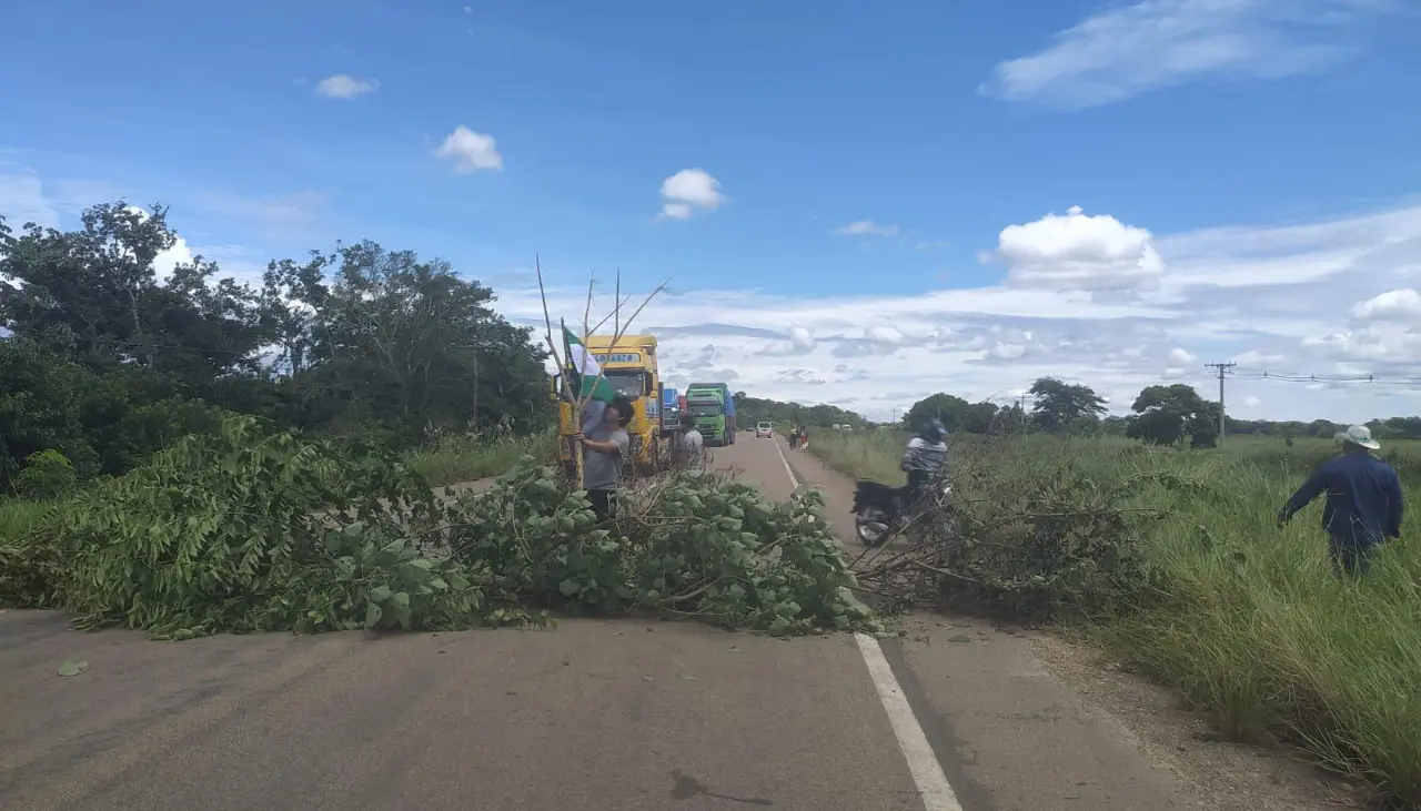 Pobladores bloquean en San Carlos, vía nueva Santa Cruz-Cochabamba, y piden anulación de un crédito