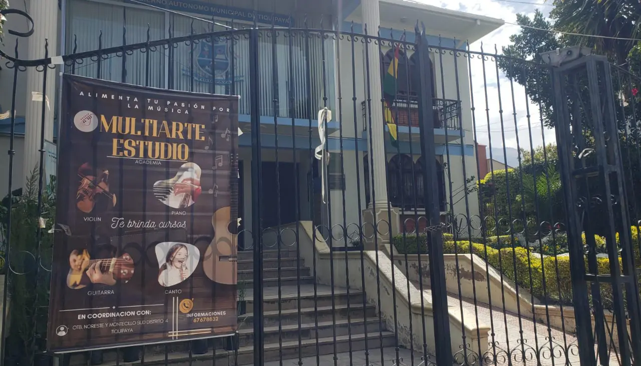 Vecinos mantienen vigilia en la Alcaldía de Tiquipaya en rechazo a la suspensión del alcalde