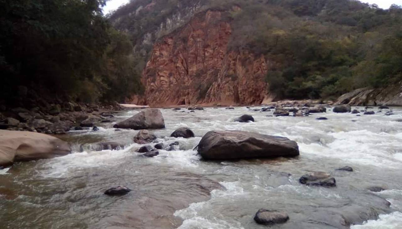 Hombre de 21 años desaparece tras caer al río mientras pescaba en Chuquisaca