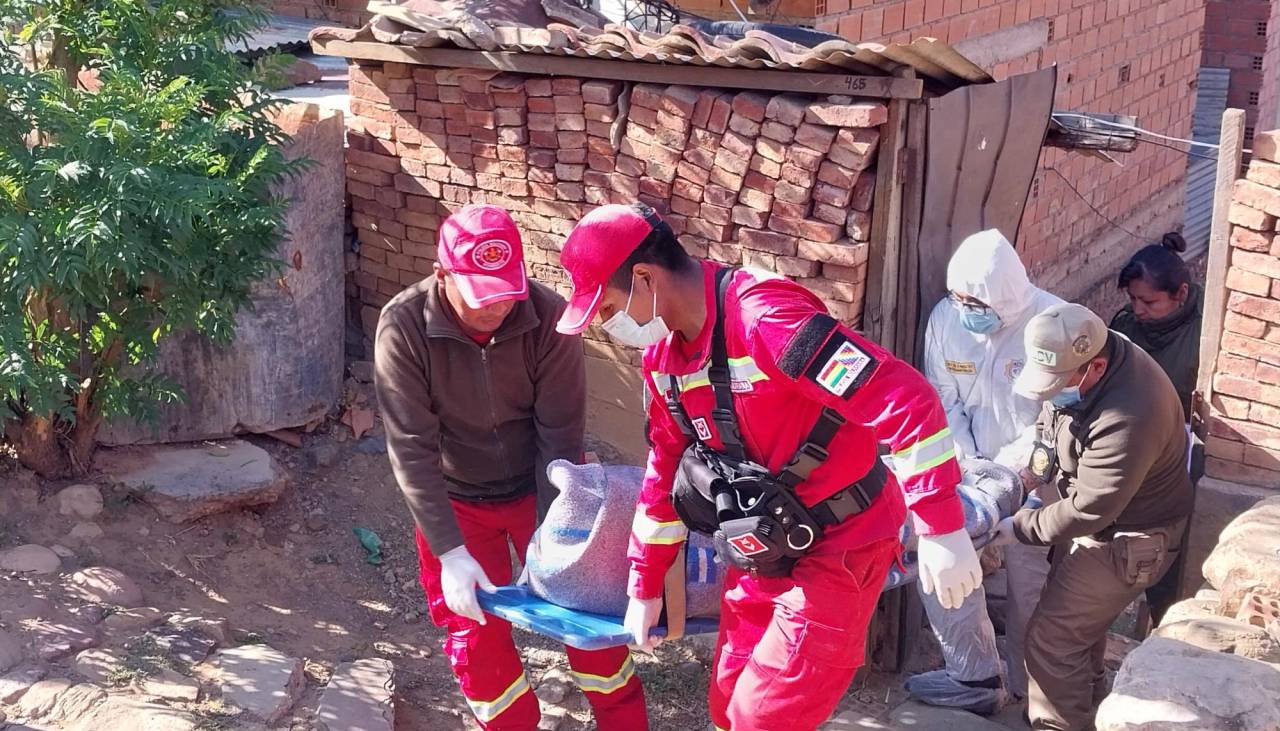 Mujer que fue degollada tenía varias heridas de arma blanca, su pareja está aprehendida