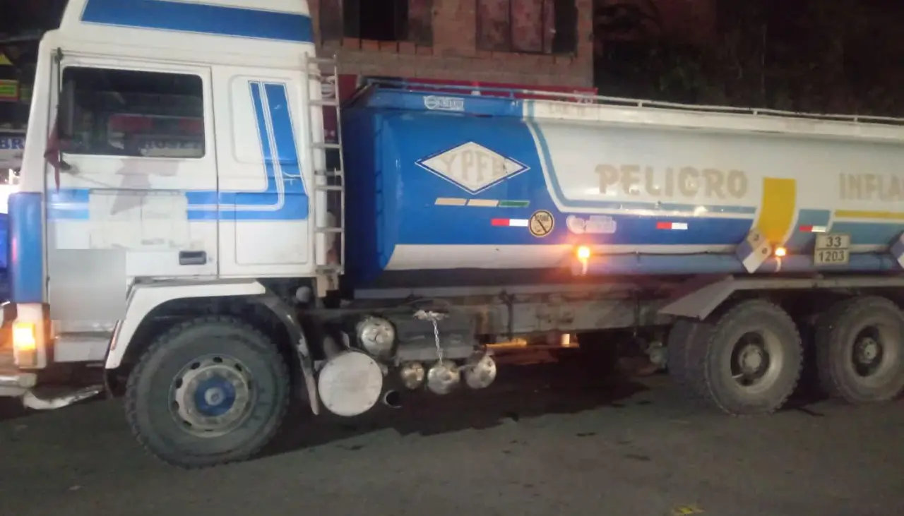 La Paz: Secuestran cisterna con 24 mil litros de diésel; conductor huyó y un militar fue aprehendido, reporta la Policía