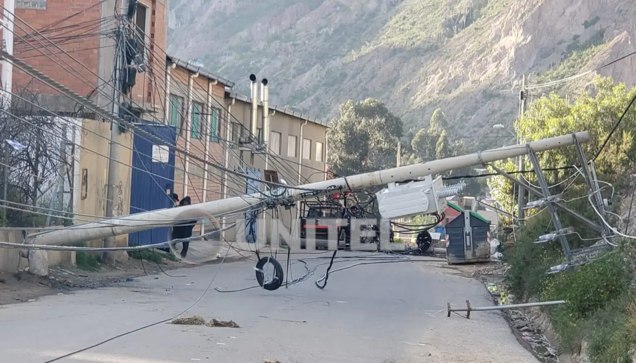 Choque de un auto provoca que un poste de luz caiga sobre una avenida en La Paz