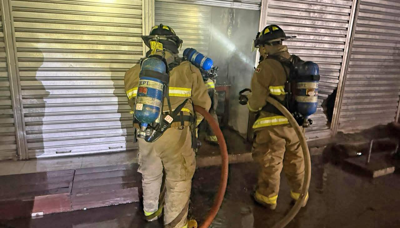 Voraz incendio afecta al menos 10 casetas del nuevo mercado La Ramada y deja serios daños