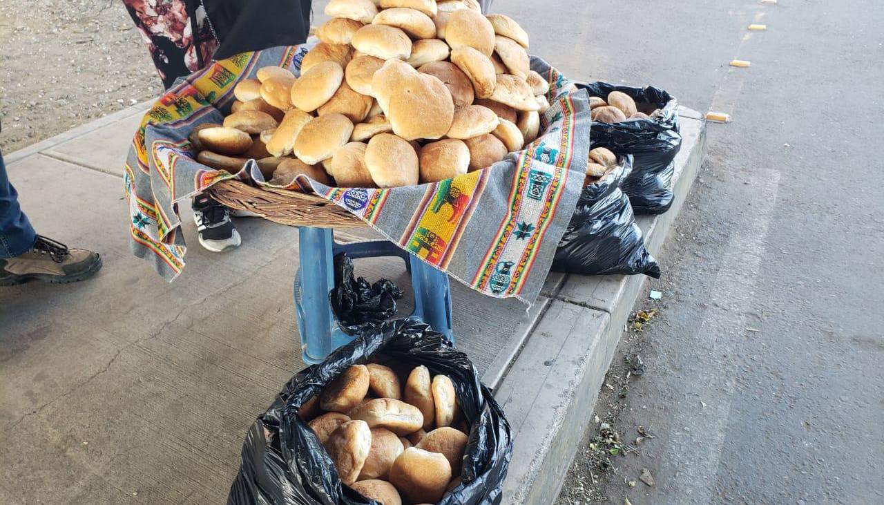Vecinos llegan hasta la ciudad de Cochabamba y venden el pan de batalla a 50 centavos