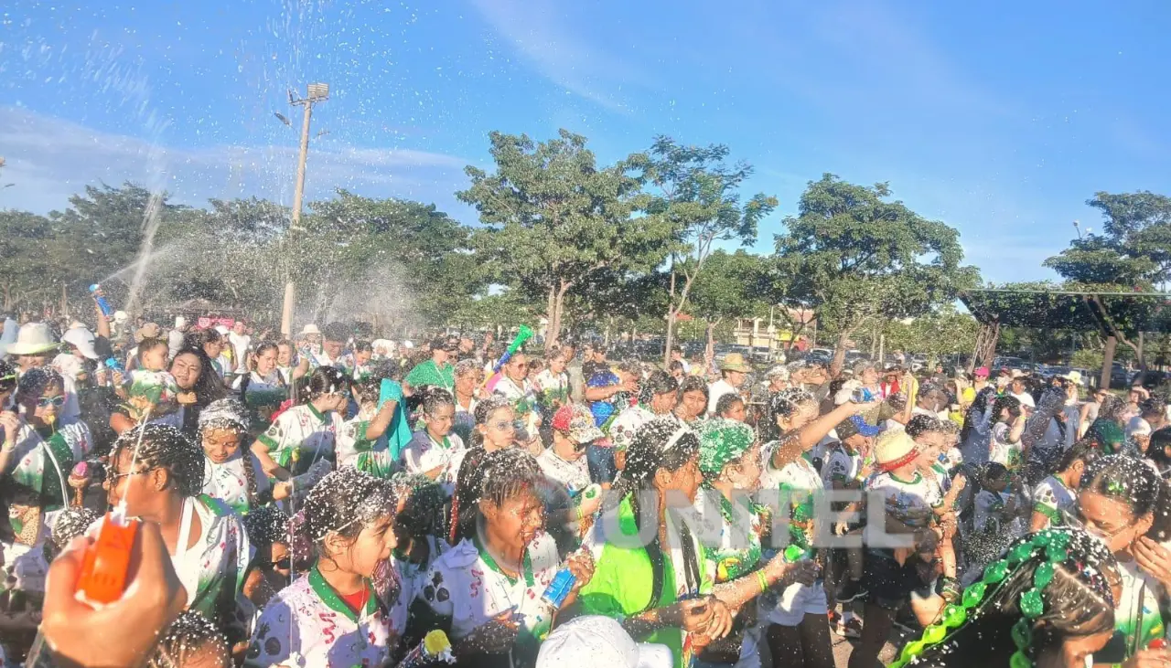 Espuma y diversión en el corso infantil cruceño este domingo en el Cambódromo