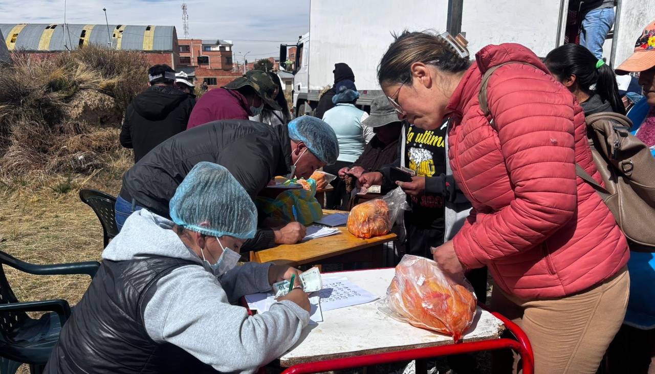 La Paz: Emapa vuelve a suspender venta de pollo en sus agencias y lleva el producto a los barrios