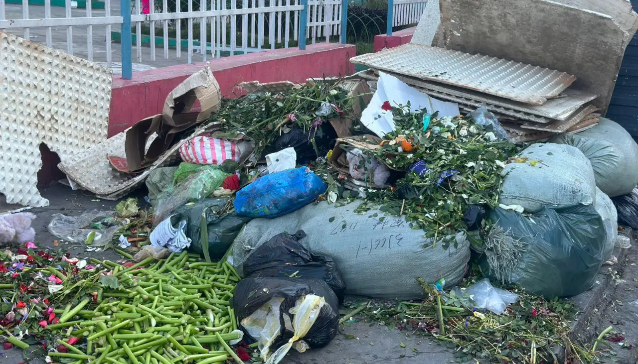 Bloqueo en el botadero de Alpacoma provoca acumulación de basura en varias zonas de La Paz