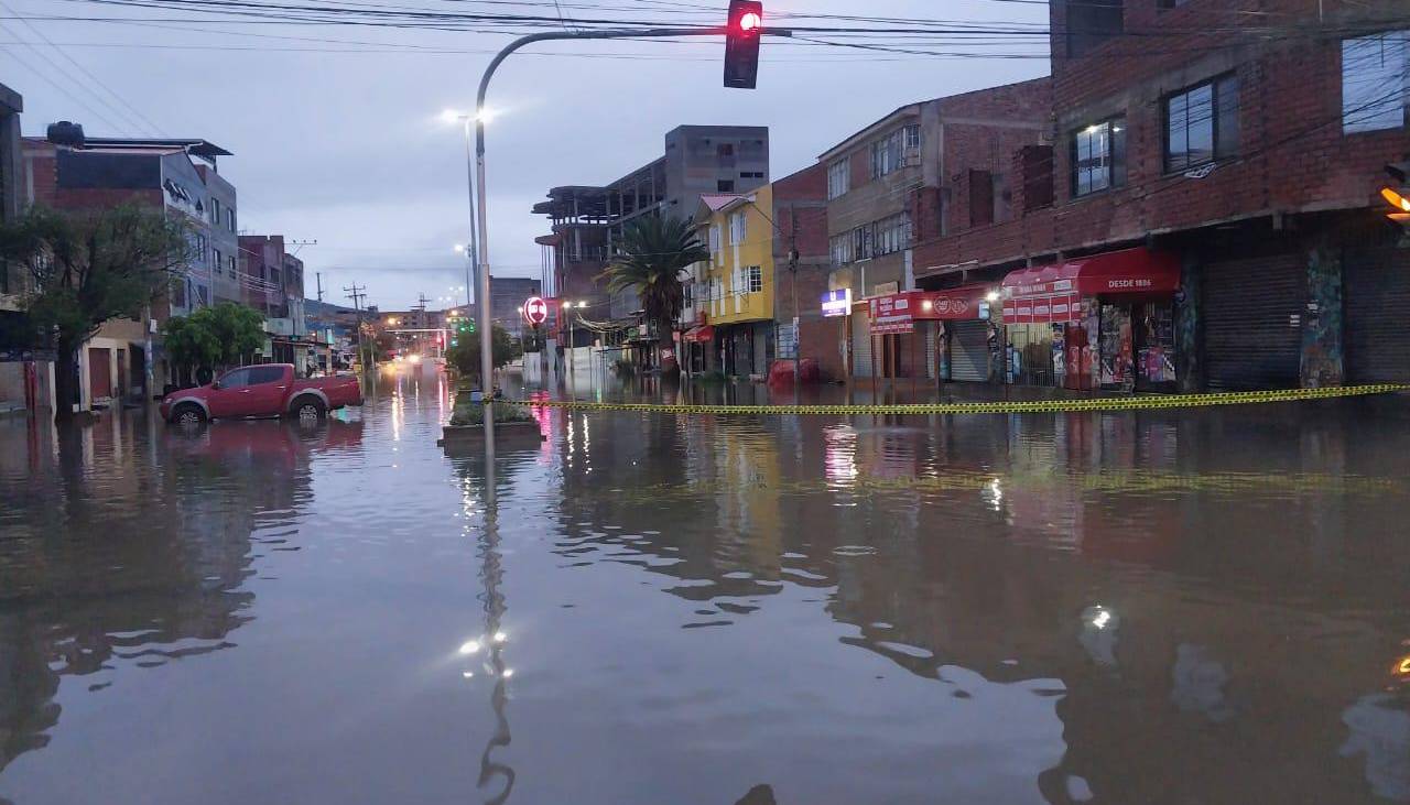 Las lluvias no cesan en Cochabamba y varios barrios se han vuelto ríos por la acumulación de agua