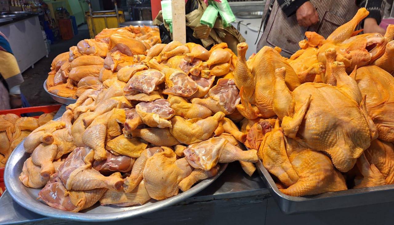 Vendedores de pollo en emergencia por alza de precios, avicultores señalan que insumos se triplicaron