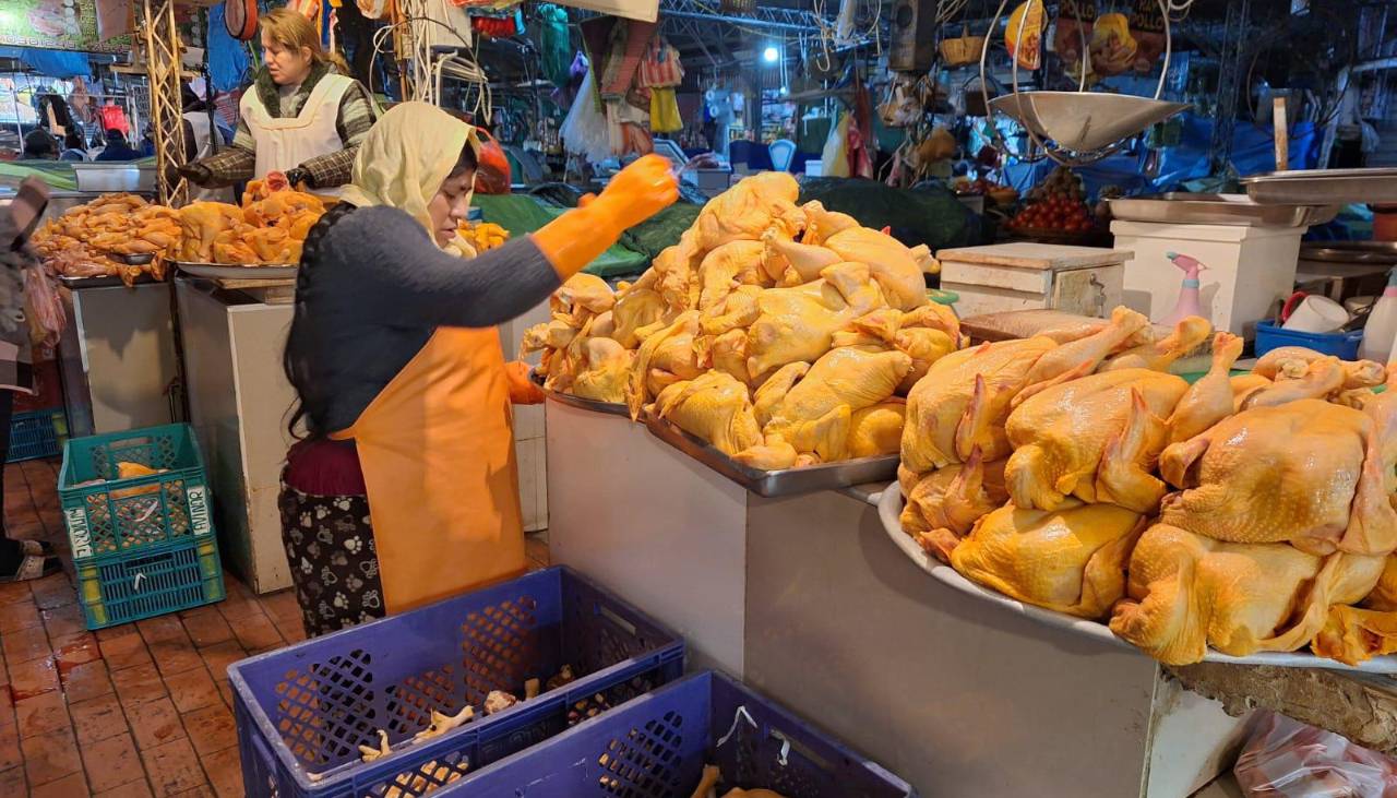 El kilo del pollo sube hasta Bs 27 en mercados de Cochabamba y la venta disminuye