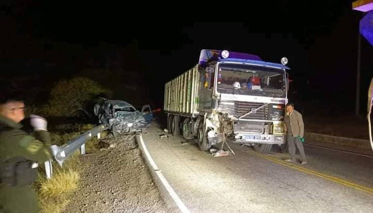 Investigan presunta invasión de carril en el accidente de una delegación de caporales que dejó dos muertos y tres heridos