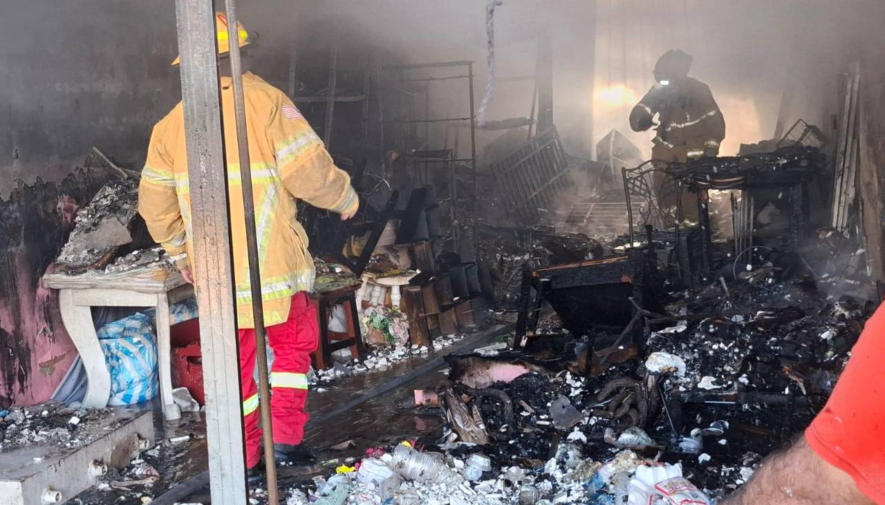Santa Cruz: Fuego consume negocios ubicados en El Torno 