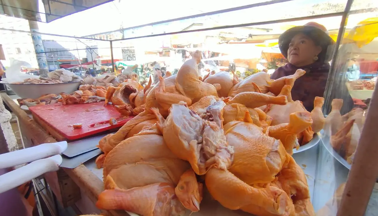 “Nos dicen que no hay combustible”: Comerciantes de un mercado paceño reportan que subió el precio del kilo de pollo 