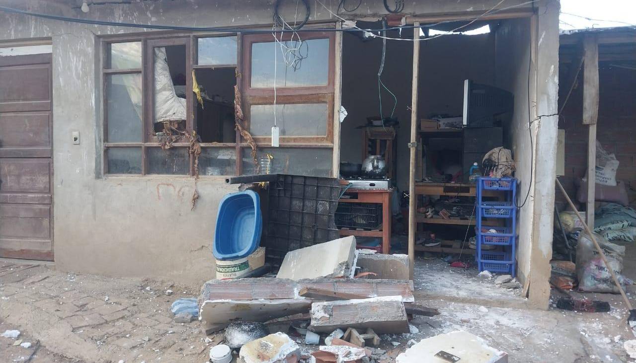 Una mujer y cuatro niños permanecen internados tras explosión dentro de una casa