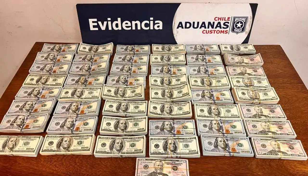 Hallan cerca de medio millón de dólares escondidos en un bus que ingresaba a Chile proveniente de Bolivia