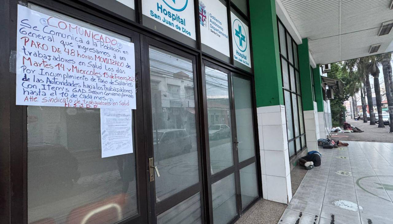 Centros de salud y hospitales de Santa Cruz cumplen tercer día sin atención, trabajadores exigen el pago de sueldos