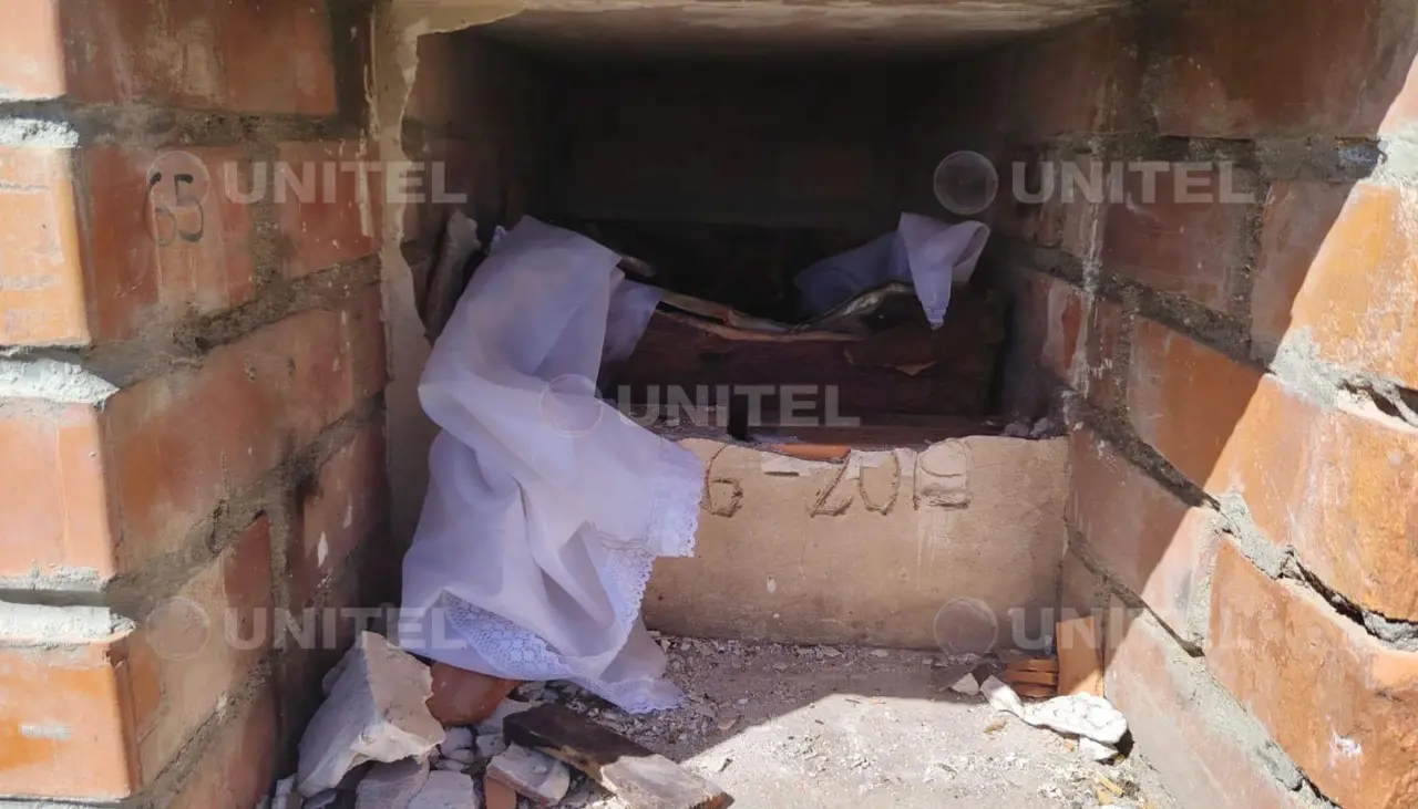 “Se sacaron la cabeza”: Llegó al cementerio por Todos Santos y descubrió que profanaron la tumba de su padre 