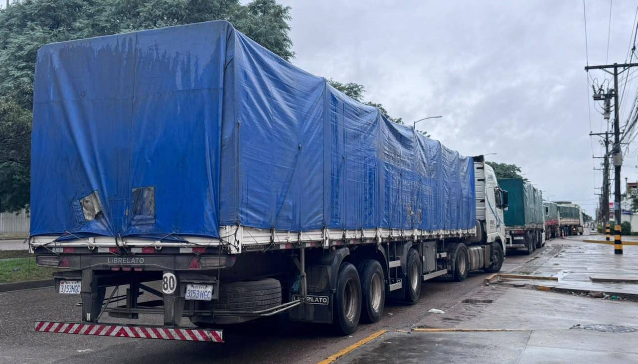 Largas filas por combustible se registran en Santa Cruz y La Paz este domingo