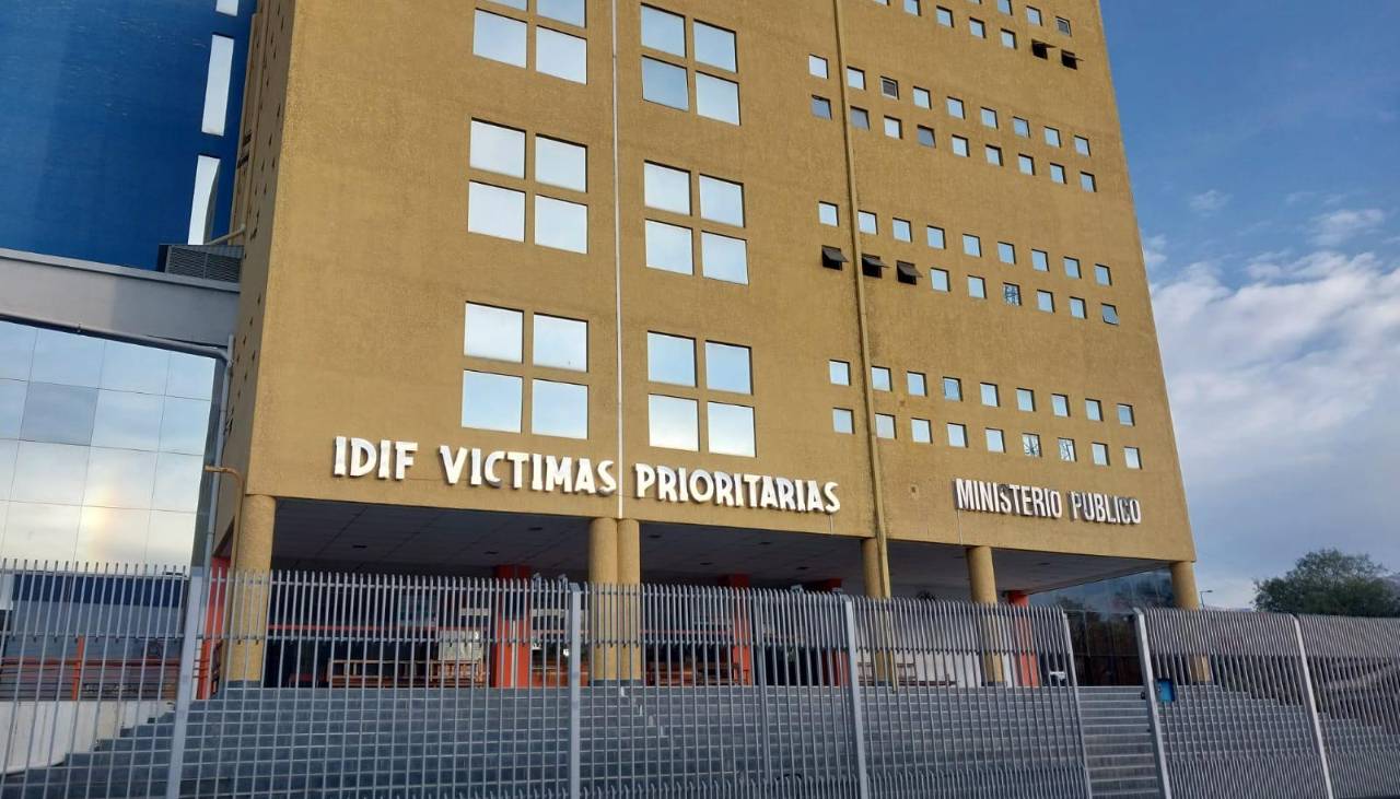 Hombre hallado cerca de una carretera murió por un golpe en la cabeza y luego fue quemado, aún no lo identifican