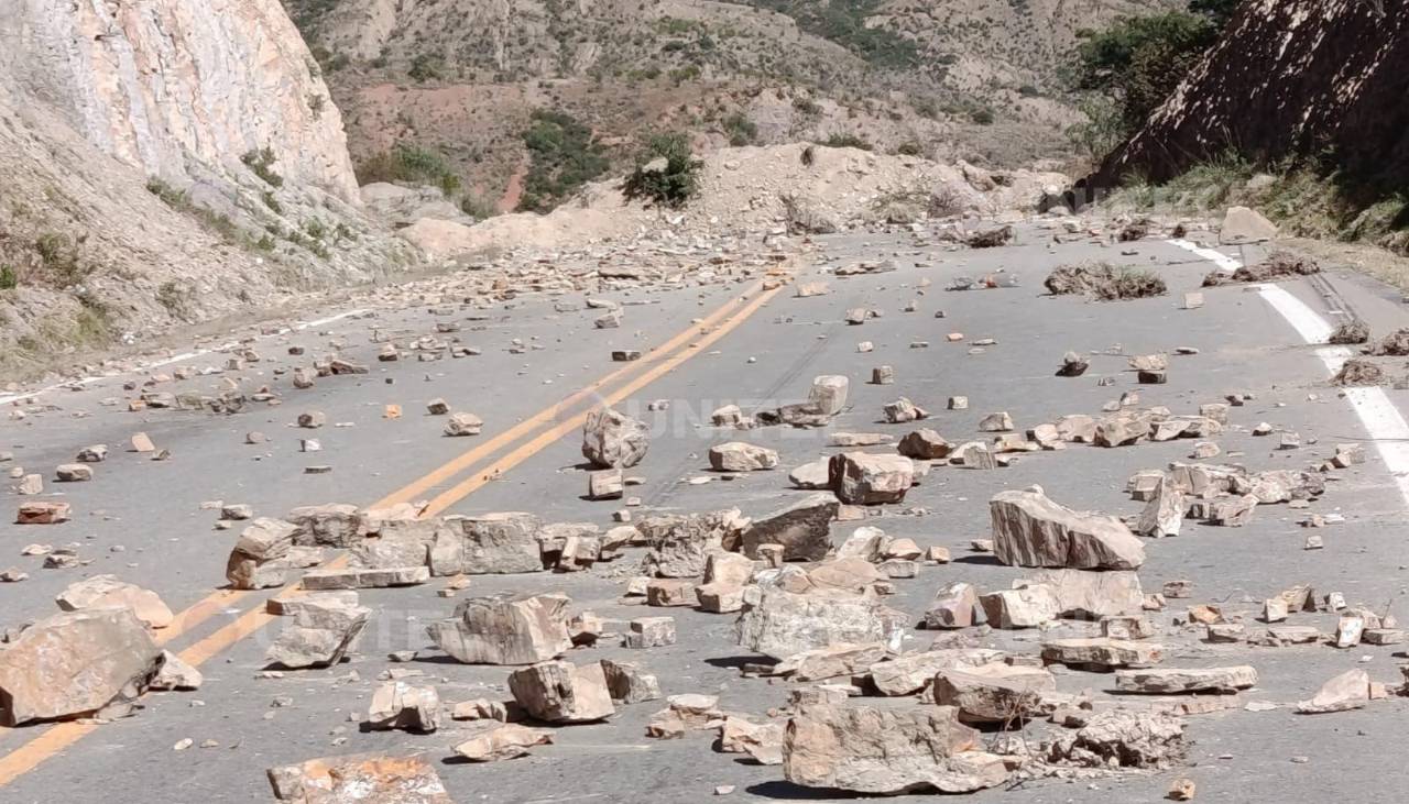 Una alfombra de piedras cubre Llavini, tramo que une Cochabamba con Oruro y La Paz 