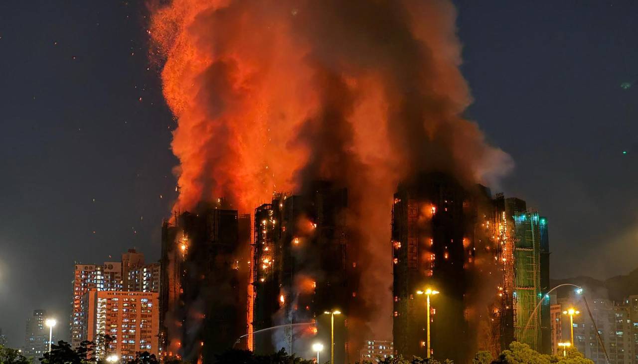 Al menos 36 muertos y casi 300 desaparecidos deja un incendio que arrasa un complejo residencial de Hong Kong