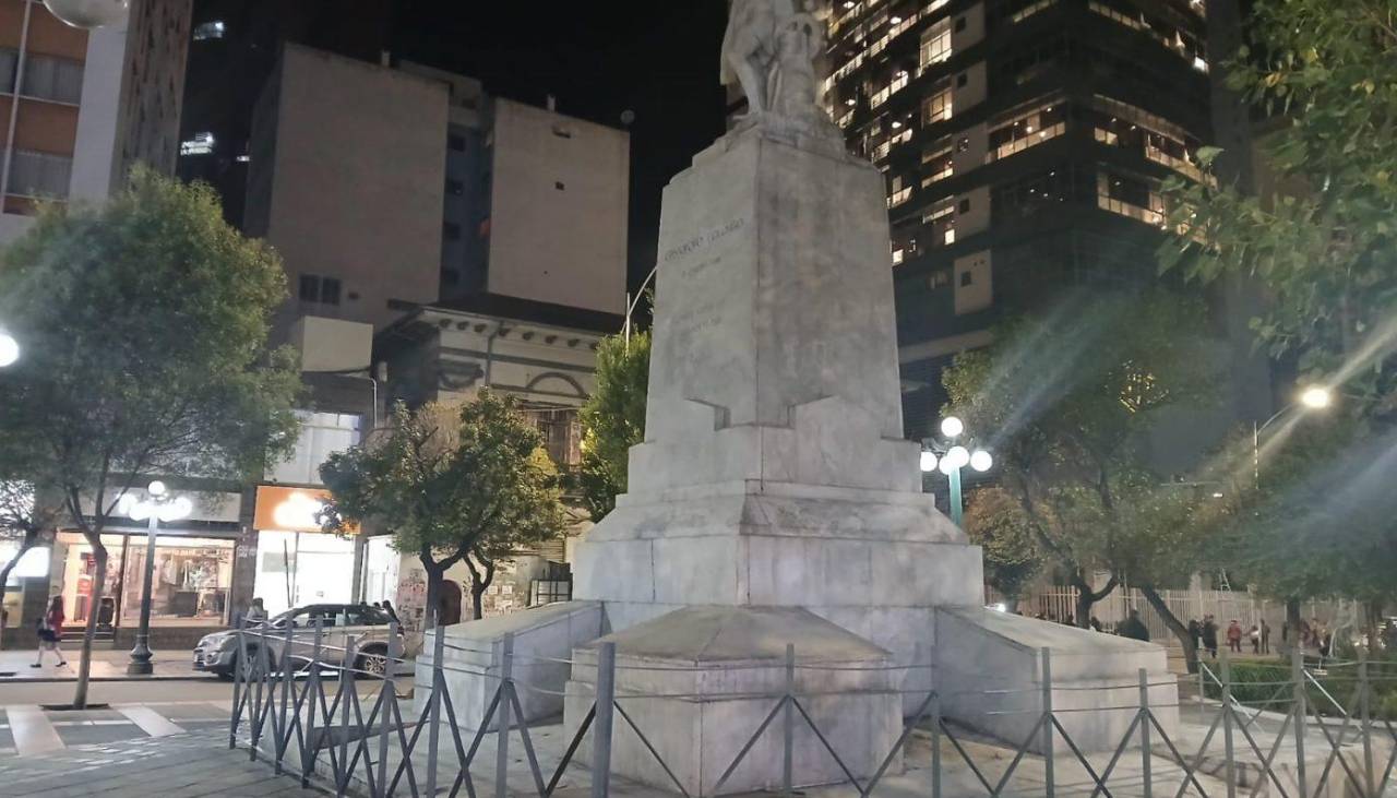 Colón ya está libre: Retiran las calaminas que resguardaban el monumento del centro paceño