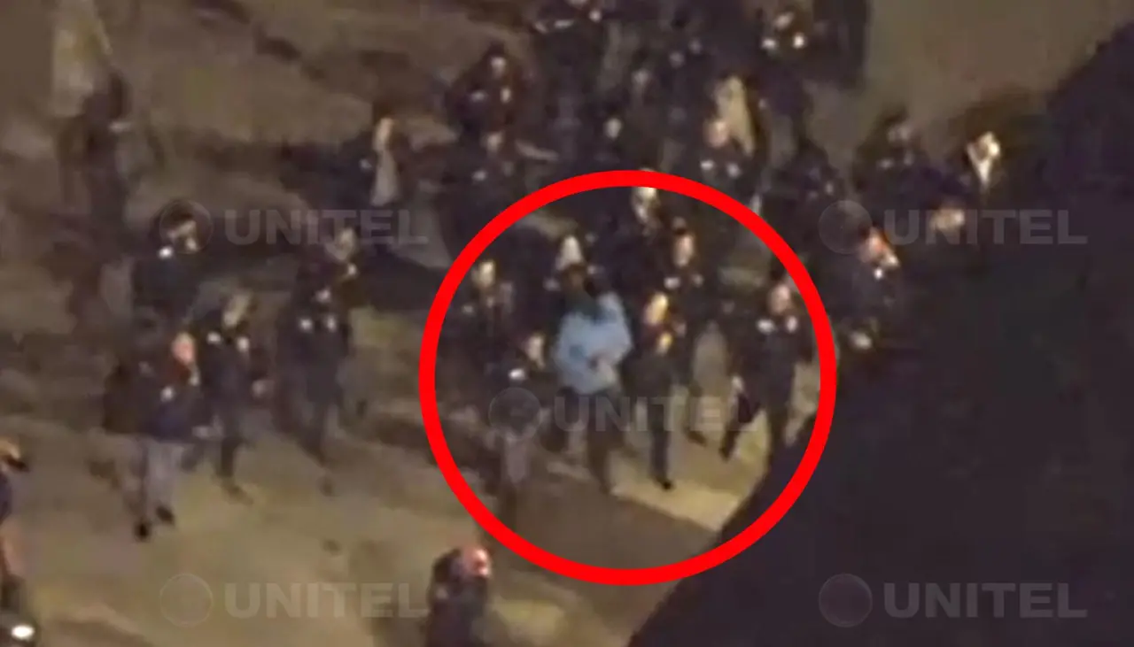 Esposado y rodeado de decenas de agentes: Así llegó Maduro a una base militar de Nueva York